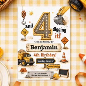 Peut inclure: Une invitation d'anniversaire sur le thème de la construction avec un grand chiffre 4, un camion benne jaune, une pelle mécanique et des panneaux de signalisation. Texte : 'and 4 digging it!', 'Benjamin', '4th Birthday!', 'Saturday, August 17'.