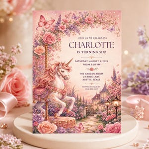 Puede incluir: Una tarjeta de invitación de cumpleaños con un unicornio de carrusel, arreglos florales rosas y morados y mariposas. El texto dice: JOIN US TO CELEBRATE CHARLOTTE IS TURNING SIX! SATURDAY, AUGUST 8, 2026 FROM 3:00 PM THE GARDEN ROOM 24 ROSE LANE AUSTIN, TEXAS.