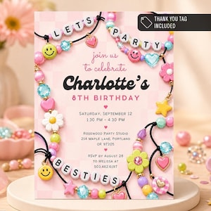 Peut inclure: Une invitation d'anniversaire à carreaux roses pour les 8 ans de Charlotte, ornée d'une bordure de perles colorées avec des lettres formant LETS PARTY BESTIES, des smileys, des cœurs, des étoiles et des fleurs, avec les détails de l'événement.