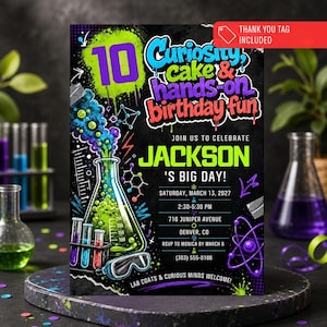 Puede incluir: Una tarjeta de invitación de cumpleaños con temática científica, fondo negro y gráficos de neón en verde, azul y morado que muestran un matraz Erlenmeyer burbujeante, tubos de ensayo y átomos. El texto dice 10 Curiosity, Cake & Hands-on Birthday Fun, Jackson's Big Day, Saturday, March 13, 2027, 2:30-5:30 PM, 716 Juniper Avenue, Denver, CO, RSVP to Monica by March 6, (303) 555-0186, Lab Coats & Curious Minds Welcome!