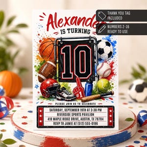Może przedstawiać: Zaproszenie urodzinowe o tematyce sportowej z tekstem Alexander is turning 10, otoczone ilustracjami piłki do koszykówki, futbolu amerykańskiego, piłki nożnej, baseballu, tenisa, kasku, buta, kija i piankowego palca, ze szczegółami wydarzenia.