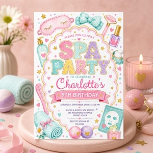 Könnte beinhalten: Eine rechteckige Einladungskarte für eine Spa-Party mit pastellfarbenen Illustrationen von Schlafmaske, Stirnband, Jaderoller, Nagellack und gerollten Handtüchern. Der Text lautet: PLEASE JOIN US FOR A SPA PARTY TO CELEBRATE Charlotte's 9TH BIRTHDAY.