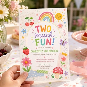Op de afbeelding: Een rechthoekige verjaardagsuitnodigingskaart met de tekst TWO MUCH FUN! Join us to celebrate CHARLOTTE'S 2ND BIRTHDAY Saturday, August 15 at 2:30 PM The Harper Family Backyard 1248 Maple Lane, Austin, TX RSVP to Natalie by 7/25 512.555.1846.