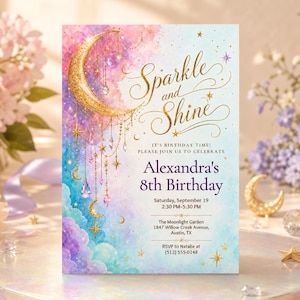 Op de afbeelding: Een verjaardagsuitnodigingskaart met een aquarelhemel in roze, paarse en blauwe tinten. Een gouden halve maan is versierd met hangende kristallen en sterren. De tekst luidt: Sparkle and Shine, It's Birthday Time! Alexandra's 8th Birthday.
