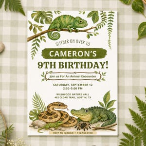 Peut inclure: Une carte d'invitation d'anniversaire rectangulaire avec un caméléon vert sur une branche en haut et un serpent, un crocodile et une araignée en bas. Le texte indique : SLITHER ON OVER TO CAMERON'S 9TH BIRTHDAY! Join us For An Animal Encounter.