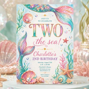 Könnte beinhalten: Eine rechteckige Geburtstagseinladungskarte mit einer bunten Meerjungfrauenflosse, Muscheln, Perlen und Korallen. Der Text lautet: JOIN US TO CELEBRATE TWO the sea! Charlotte's 2ND BIRTHDAY, Saturday, August 15th, 2:30 - 5:30 PM, Charlotte's House, 428 Seabreeze Lane, Santa Barbara, CA, RSVP to Sophia at 555-218-4096.