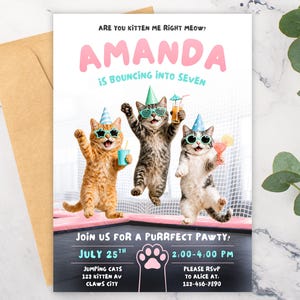 Puede incluir: Una tarjeta de invitación de cumpleaños con tres gatos con gorros de fiesta y gafas de sol, saltando en un trampolín. El texto dice: Are you kitten me right meow? Amanda is bouncing into seven. Join us for a purrfect pawty! July 25th, 2:00-4:00 PM.