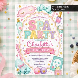 Może przedstawiać: Prostokątne zaproszenie na przyjęcie spa z okazji 9. urodzin Charlotte z pastelowymi ilustracjami maski do spania, kokardy, lakieru do paznokci, grzebienia, ręcznika i maseczki. Tekst głosi: PLEASE JOIN US FOR A SPA PARTY TO CELEBRATE Charlotte's 9TH BIRTHDAY.