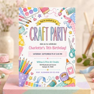 Puede incluir: Una tarjeta de invitación rectangular para una fiesta de manualidades con ilustraciones coloridas de materiales de arte que incluyen pintura, pinceles, tijeras, pegamento y lápices. El texto dice: You're invited to a CRAFT PARTY, Join us to celebrate Charlotte's 11th Birthday!, SATURDAY, SEPTEMBER 19 AT 3:30 PM, Willow & Pine Art Studio, 428 Meadowbrook Avenue, Raleigh, NC 27609, RSVP: ALEXANDRA 919-555-0148.