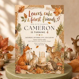Puede incluir: Una tarjeta de invitación de cumpleaños con el texto Leaves, cake & forest friends, Cameron is turning 4, y detalles del evento. El diseño incluye ilustraciones en acuarela de un zorro, conejo, ciervo y erizo junto a un pastel y hojas de otoño.