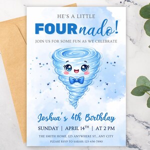 Op de afbeelding: Een blauw-witte verjaardagsuitnodiging met de tekst "He's a Little FOURnado!" en "Join us for some fun as we celebrate." De uitnodiging toont een cartoon-tornado met een vlinderdas. De uitnodiging is voor Joshua's 4e verjaardag.