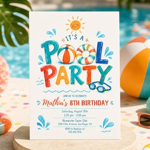 Op de afbeelding: Een rechthoekige uitnodigingskaart met kleurrijke, handgetekende illustraties van een zon, strandbal, zwemband en zwembril. De tekst luidt: IT'S A POOL PARTY, JOIN US TO CELEBRATE Mathia's 8TH BIRTHDAY, Saturday, August 15th, 2:30 pm - 5:00 pm, Bluewater Swim Club, 1286 Palm Avenue, San Diego, CA, RSVP to Madison at 555.482.1936.
