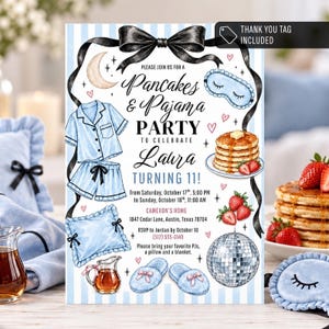 Könnte beinhalten: Eine Einladung zur Pancakes & Pyjama-Party für Lauras 11. Geburtstag mit schwarzer Schleife, blauem Pyjama, Kissen, Hausschuhen, Pfannkuchenstapel, Discokugel und Schlafmaske. Enthält Veranstaltungsdetails, Datum und Uhrzeit.