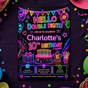 Puede incluir: Una tarjeta de invitación de cumpleaños negra con gráficos estilo neón de globos, banderines, un pastel con diez velas y un regalo. El texto dice: HELLO DOUBLE DIGITS! JOIN US TO CELEBRATE Charlotte's 10TH BIRTHDAY, sábado 19 de septiembre, 14:30 a 17:00.