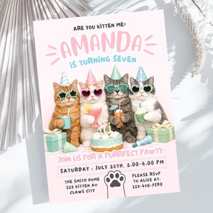 Puede incluir: Una invitación rosa para una fiesta de cumpleaños con cuatro gatos de dibujos animados con gafas de sol y sombreros de fiesta. La invitación dice "Amanda cumple siete años" e incluye detalles de la fiesta: fecha, hora, lugar e información de RSVP.