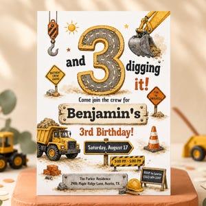 Op de afbeelding: Een verjaardagsuitnodiging met een bouwthema, voorzien van een groot cijfer 3, een gele kiepwagen, een graafmachine en verkeersborden. De tekst bevat: 3 and digging it!, Benjamin's 3rd Birthday!, datum, tijdstip en RSVP-informatie.