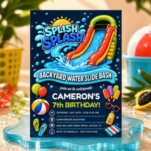 Może przedstawiać: Prostokątne zaproszenie na 7. urodziny Camerona ze zjeżdżalnią wodną, tekstem Splish Splash Backyard Water Slide Bash, datą 18 lipca, godziną 14:30-17:30, lokalizacją Sunnybrook Backyard, 1846 Willow Creek Drive, Austin, TX oraz informacjami RSVP.