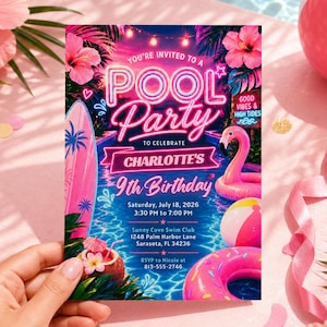 Op de afbeelding: Een rechthoekige uitnodigingskaart voor een zwembadfeest met neonroze tekst die Pool Party to celebrate Charlotte's 9th Birthday leest. Het ontwerp bevat een roze surfplank, een flamingo-opblaasband, een strandbal en tropische bloemen.