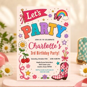 Op de afbeelding: Een rechthoekige verjaardagsuitnodigingskaart met de tekst Let's PARTY, Charlotte's 3rd Birthday Party en evenementdetails. Het ontwerp bevat kleurrijke illustraties van een regenboog, vlinder, madeliefje, kersen en een geblokte cowboylaars.
