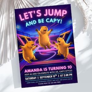 Puede incluir: Una invitación vibrante con el texto "LET'S JUMP AND BE CAPY!" presenta tres capibaras de dibujos animados saltando en un parque de trampolines. La invitación es para el décimo cumpleaños de Amanda, con la fecha y hora claramente indicadas. El fondo es un parque de trampolines con luces de neón.