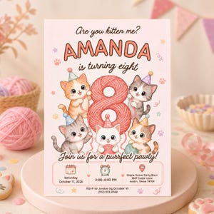 Puede incluir: Una tarjeta de invitación de cumpleaños rectangular con fondo rosa claro que incluye el texto Are you kitten me? AMANDA is turning eight. Cinco gatitos ilustrados con gorros de fiesta rodean un gran número ocho hecho de lana rosa.