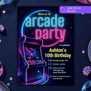 Może przedstawiać: Prostokątne zaproszenie na imprezę w stylu arcade z neonową ilustracją automatu do gier. Tekst brzmi Meet us for arcade party to celebrate Ashton's 10th Birthday, sobota 17 października, 14:00-16:00, Galaxy Arcade Hall, 1847 Cedar Lane, Austin, Texas 78704, RSVP do Jordana do 10 października, (512) 555-0148. Fioletowa etykieta zawiera napis THANK YOU TAG INCLUDED.