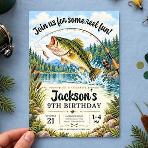 Może przedstawiać: Prostokątne zaproszenie na urodziny z zieloną rybą wyskakującą z jeziora oraz wędką. Tekst głosi: Join us for some reel fun! Let's celebrate Jackson's 9th Birthday, 21 października, 13:00-16:00, w domu Jacksona.