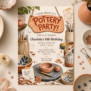 Op de afbeelding: Een rechthoekige uitnodiging voor een pottenbakkersfeest met een hangend bord met de tekst YOU'RE INVITED TO A POTTERY PARTY! en details voor de 18e verjaardag van Charlotte op 10 oktober in Clay & Bloom Studio, met illustraties van aardewerk.