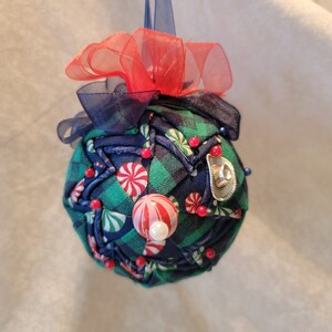 Green and blue gingham peppermint ornament (CMAS21)