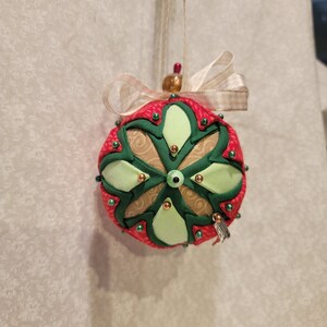 Red seeds and light green round ornament (CMAS81)