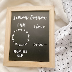 Baby Milestone Board | Jalons mensuels de bébé | Cadeau de douche de bébé | Tableau noir Signez | Décor de pépinière | Carte Milestone nouveau-né | Police cursive