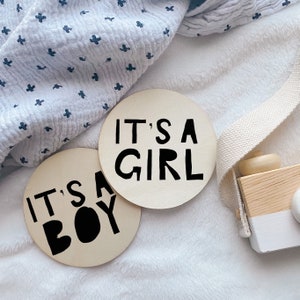 | de l’annonce de la révélation de genre C’est un garçon | C’est une fille | | de la carte d’annonce de grossesse | de la carte de révélation de genre Disques jalons de bébé en bois
