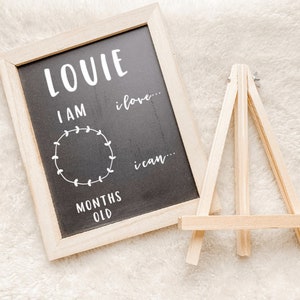 Baby Milestone Board | Jalons mensuels de bébé | Cadeau de douche de bébé | Tableau noir Signez | Décor de pépinière | Carte Milestone nouveau-né | Police en gras