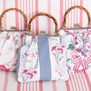 Precioso bolso de mano inglés con estampado floral y lazo y asa de bambú.
