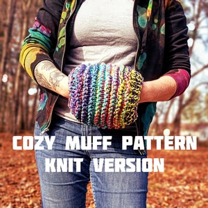 Pode incluir: Uma pessoa vestindo um moletom com capuz preto e verde com um padrão tie-dye, um zíper e um aquecedor de mãos de tricô colorido. O texto "Cozy Muff Pattern Knit Version" está escrito em letras brancas sobre um fundo marrom e amarelo.
