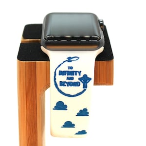無限の彼方へ - ディズニー ピクサー バズ ライトイヤーにインスパイアされたレーザー刻印 Apple Watch バンド | バズ | ウッディ | 宇宙 | おもちゃ | アンディ | ザーグ