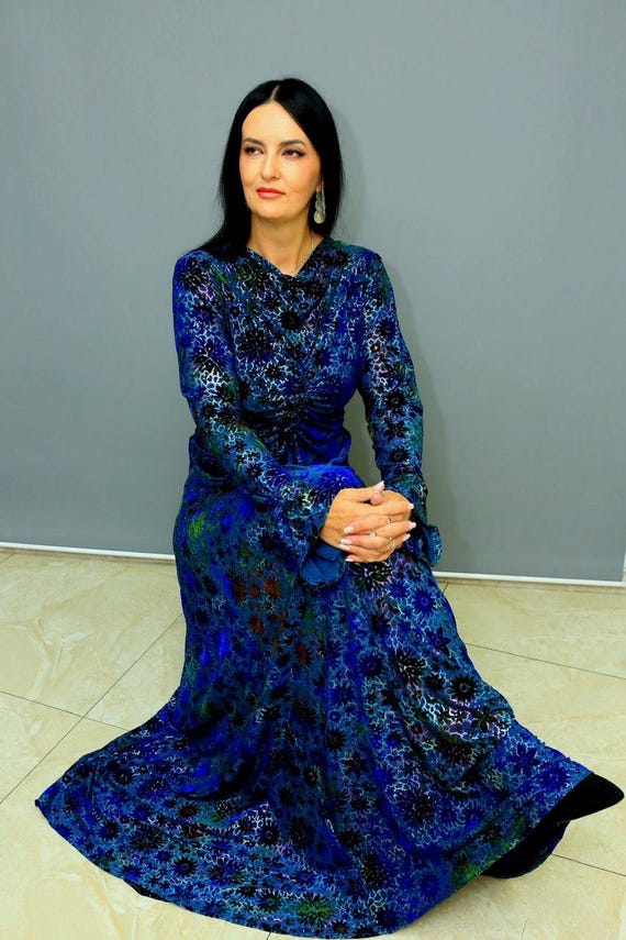 Floral velvet dress with long sleeves