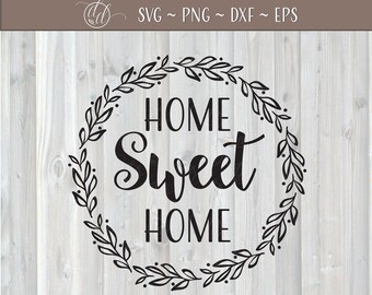 Puede incluir: Diseño gráfico en blanco y negro con una corona de hojas y el texto "Home Sweet Home".