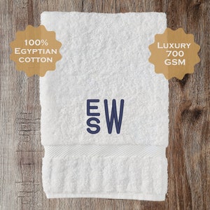 Serviette de bain brodée monogramme personnalisée, serviette de bain en coton égyptien luxueuse empilée personnalisée sans empattement monogramme, serviette de toilette, pendaison de crémaillère