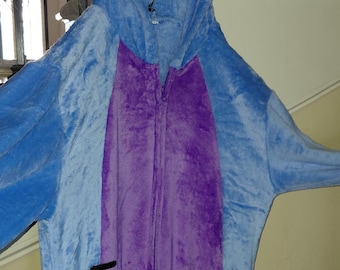 Pijama/disfraz de una pieza de Eeyore de Disney. Usado una sola vez, excelente estado, alta calidad, bolsillos, talla mediana.