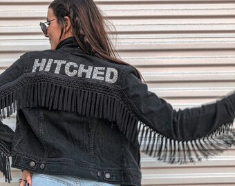 Personalizowana kurtka dżinsowa Hitched Fringe, spersonalizowana kurtka dżinsowa dla panny młodej, kurtka ślubna, prezent zaręczynowy dla panny młodej, Cowgirl Nashville Bachelorette