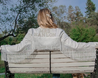 Personalizowana kurtka dżinsowa dla panny młodej z frędzlami, spersonalizowana kurtka dżinsowa dla panny młodej, kurtka ślubna, prezent zaręczynowy dla panny młodej, kowbojka z Nashville Bachelorette