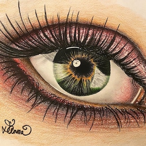 Puede incluir: Un dibujo de cerca de un ojo verde con largas pestañas negras y sombra de ojos rosa. El ojo está dibujado con detalle, con el iris y la pupila claramente visibles. La firma del artista, "Monique Vienna", está en la esquina inferior izquierda.