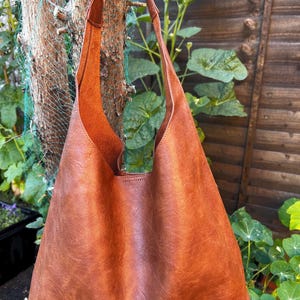 Bolso Hobo de Cuero Vegano: Bolso de Hombro Color Tostado con Bandolera Desmontable