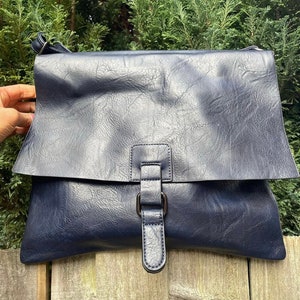 Sac cartable en cuir végétalien/moyenne-grande/sacs à bandoulière/sacs à bandoulière pour femme/Sacs à main de voyage en cuir végétalien souple/cadeaux pour elle/lui Navy blue