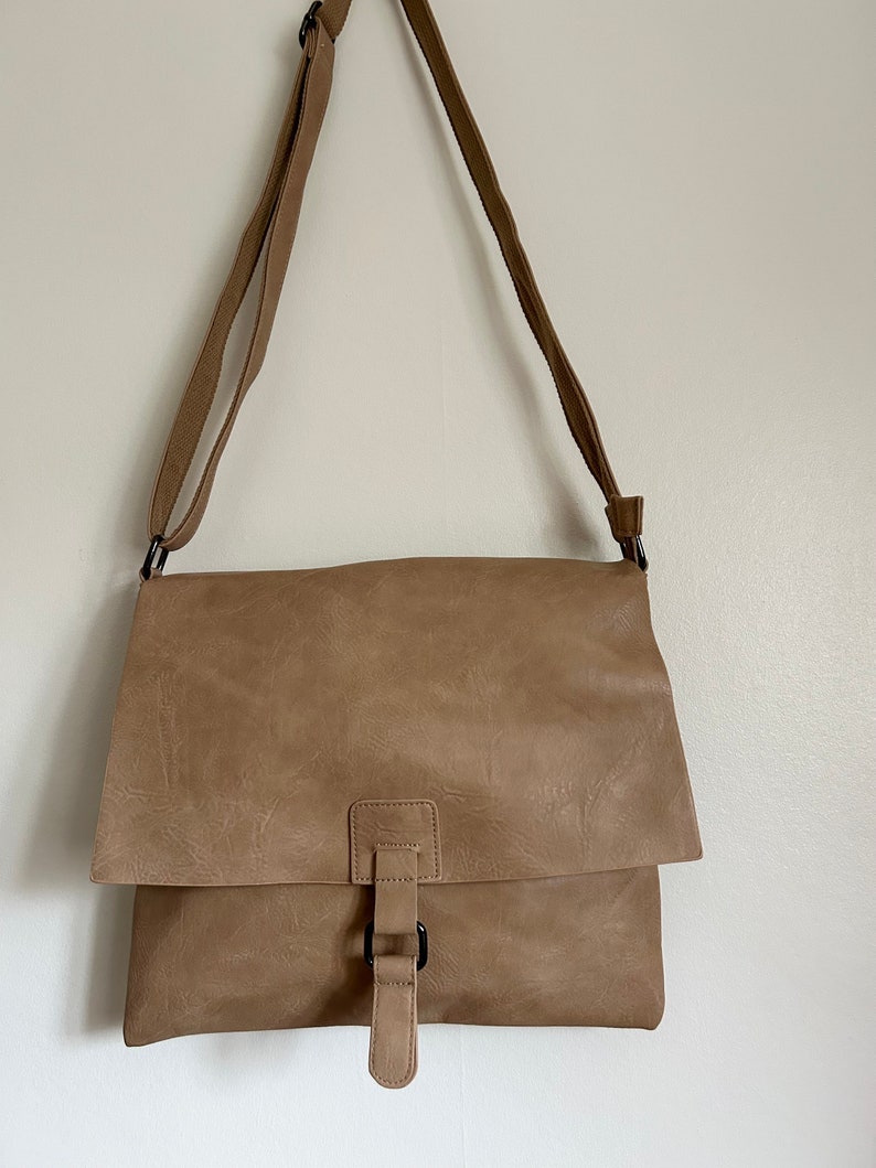 Bolso satchel de cuero vegano/ satchel mediano-grande/bolso de hombro vegano/bolsos cruzados para mujer/bolsos de oficina cruzados/bolsos para mujeres/hombres Apricot colour