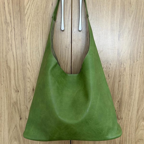 Zielona torba typu hobo ze skóry wegańskiej: torebka na ramię w stylu boho, w stylu slouch