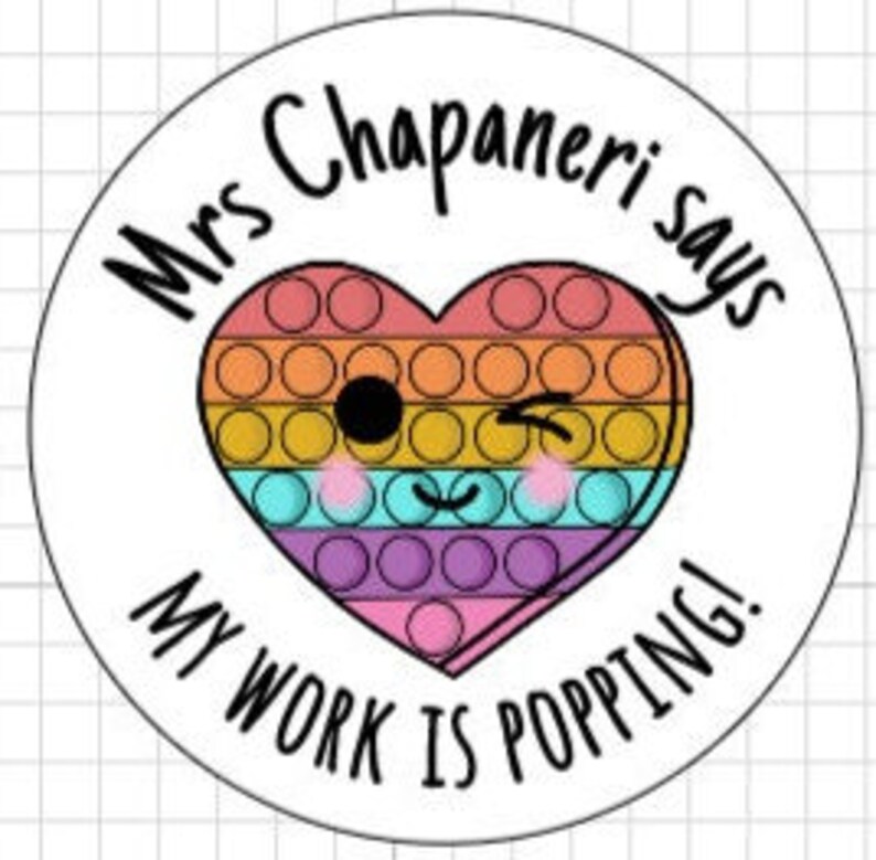 Op de afbeelding: Een ronde sticker met een regenboog pop-it hartontwerp en de tekst "Mrs. Chapaneri says My Work is Popping!"