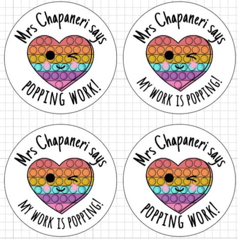 Op de afbeelding: Vier ronde witte stickers met zwarte tekst en een regenboog pop-it hartontwerp. De tekst luidt "Mevrouw Chapaneri zegt" en "Mijn werk is poppend!" of "Poppend werk!"