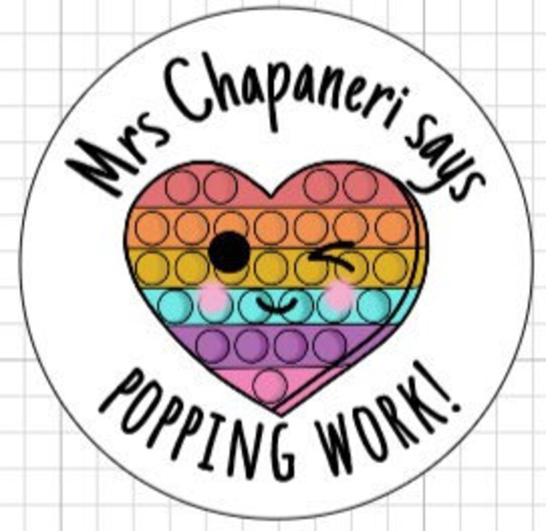 Op de afbeelding: Ronde sticker met een regenboog hart en de tekst "Mrs. Chapaneri says popping work!"